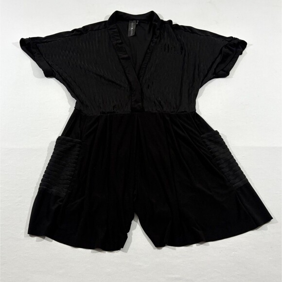 HOLES NORMA KAMALI Womens Deep V Neck Black Geralyn Poly Romper Jumpshorts Sz M - Picture 2 of 14